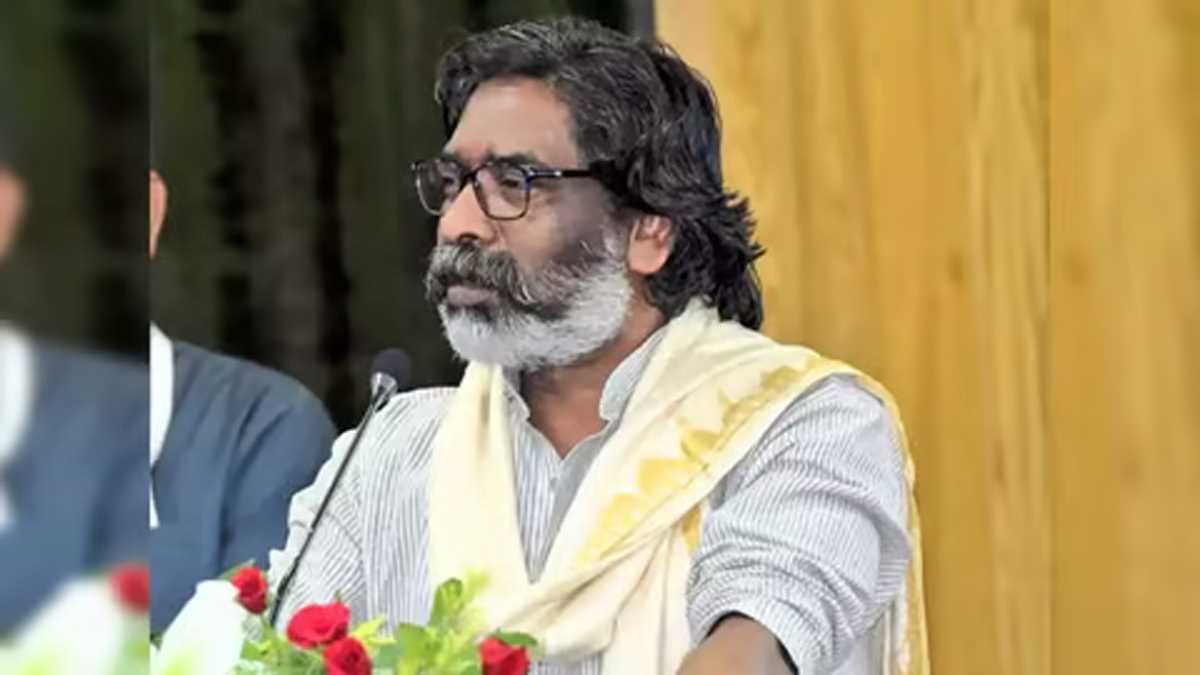 सीएम हेमंत सोरेन ने शहीद अग्निवीर के आश्रित को नियुक्ति पत्र और 10 लाख मुआवजे का चेक सौंपा